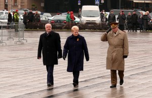 Krašto apsaugos ministras Juozas Olekas, Prezidentė Dalia Grybauskaitė ir kariuomenės vadas generolas jonas Vytautas Žukas.